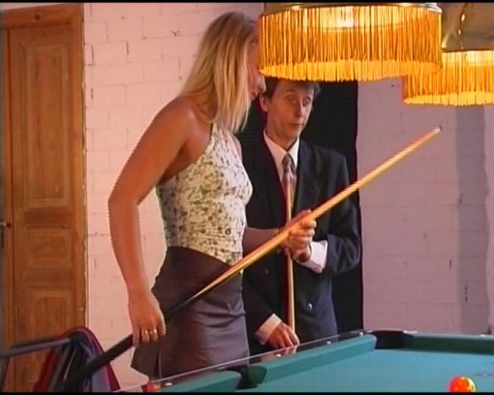 Deutsche XXX Filme: jarmani ki sunahre baalon vaali beb ki pool tebal par...