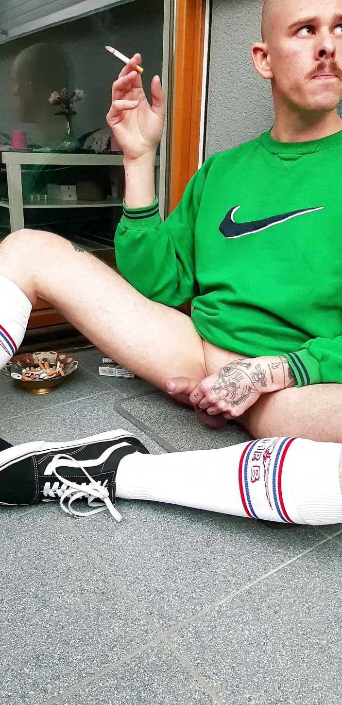 Mykinkypleasure: Enlever mon short sur le balcon // fumer une cigarette