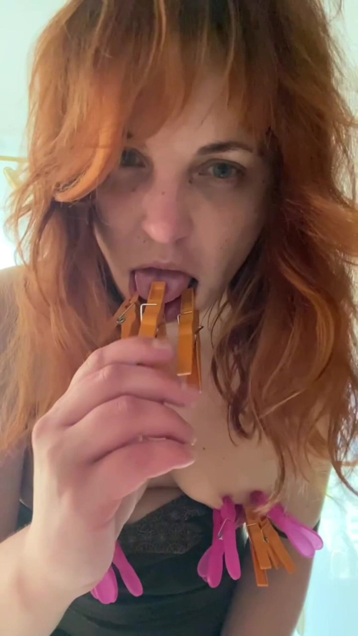 Elena917: Oblečení, Plivání, lízání toalety a masturbace na podlaze