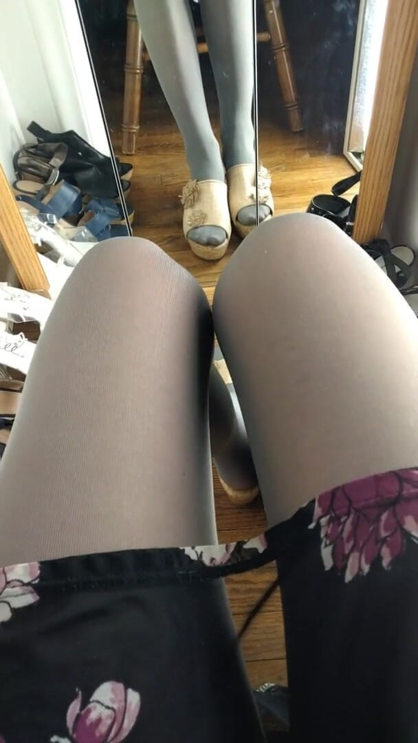 Pantyhose Jasmine: Crossdresser en pantimedias grises