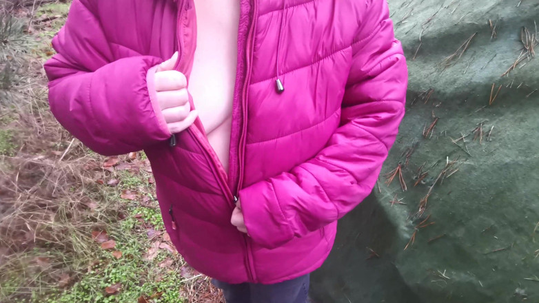 Bouncy Tits Action: Plesnire de țâțe goale în natură