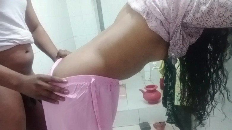 Deshi women: Ho scopato la bella ragazza che lavora in bagno