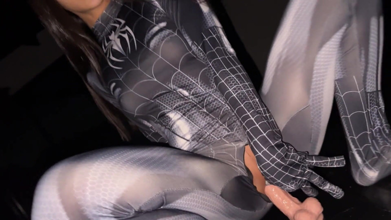 Anna Cherry: スパイダーガールがジューシーなアソコであなたの一日を救う!