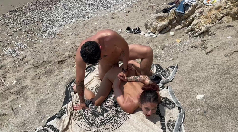 Complete videos of Sofia Sweetsecrett: Sexe Intense Sur La Plage Avec Une Colombienne