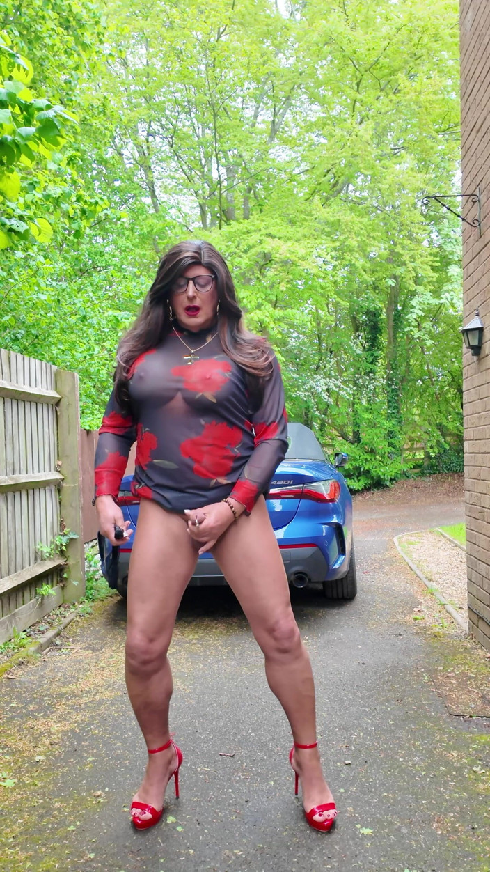 Kellycd2022: Crossdresser Kellycd2022 i lång svart och röd se genom klänning...