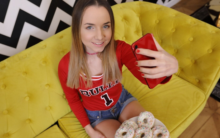 Virtual Taboo: Hete stiefzus check