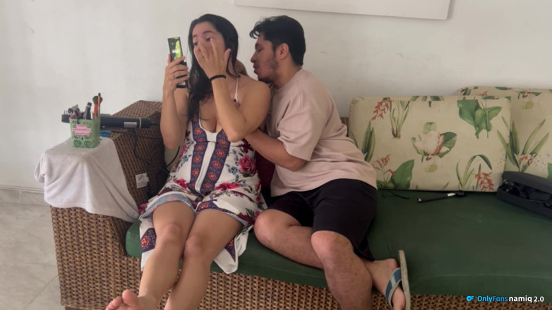 Dakotasex: Éjacule ma demi-sœur sur le canapé de la maison familiale !