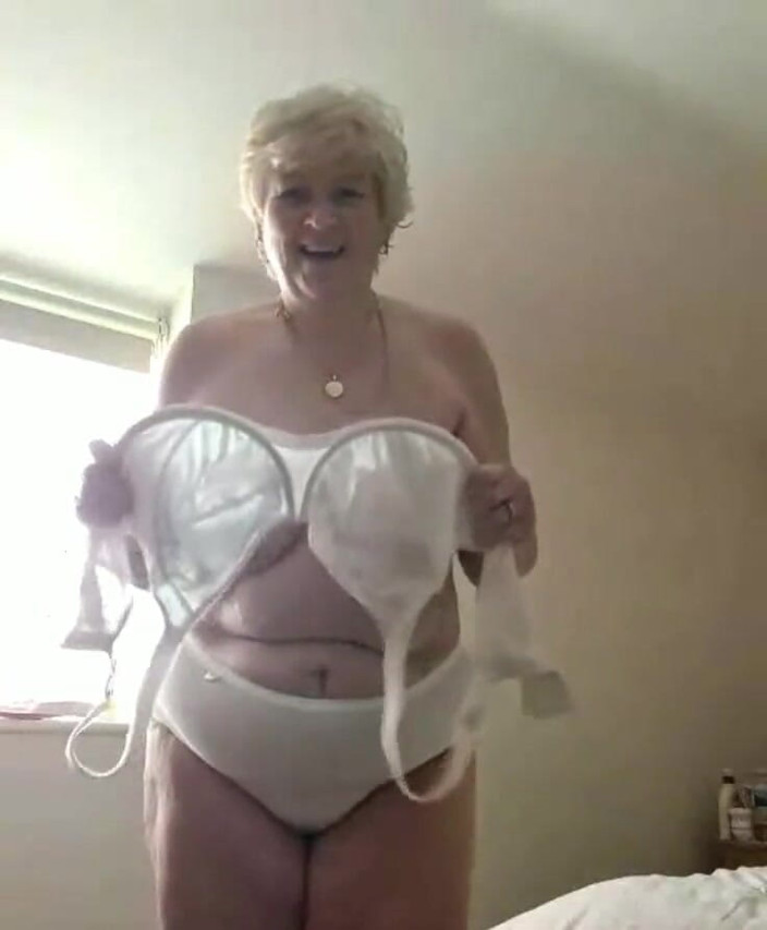 Uk Joolz: Guardami mentre mi cambio vestito