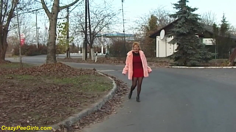 Crazy pee girls: Руда дружина писяє на відкритому повітрі