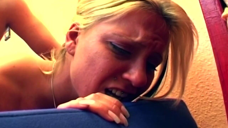 XXXEROTICONLY: Prsatá blonďatá kočička se roztáhla doširoka v nedbalé bušení na...