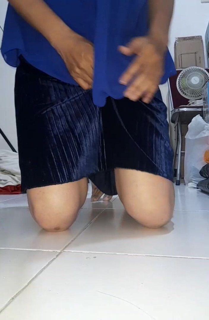 Naomisinka: Váy nhung xanh thủ dâm