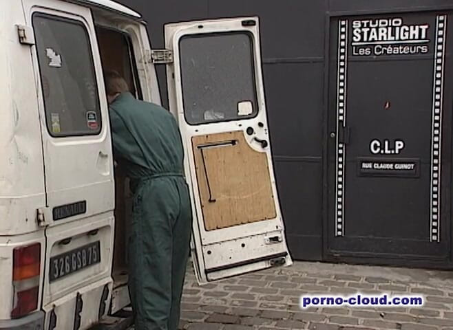 Porno Cloud: 女仆激情拳交的乐趣