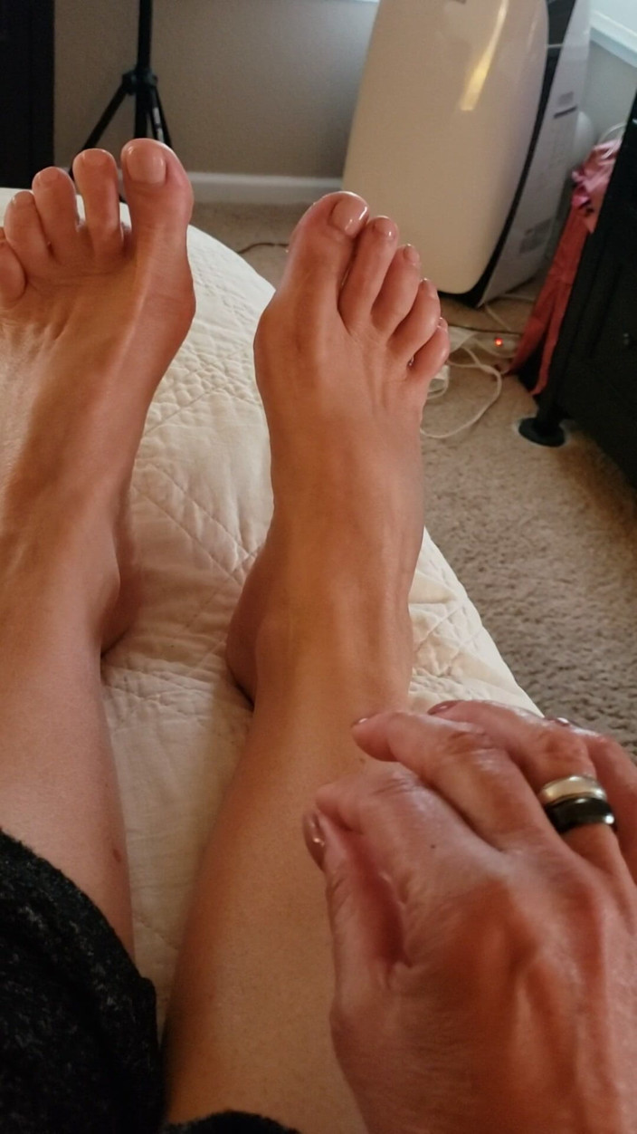 JessRyan: Ach ne! MILF camgirl Jess Ryan problémy s nohou