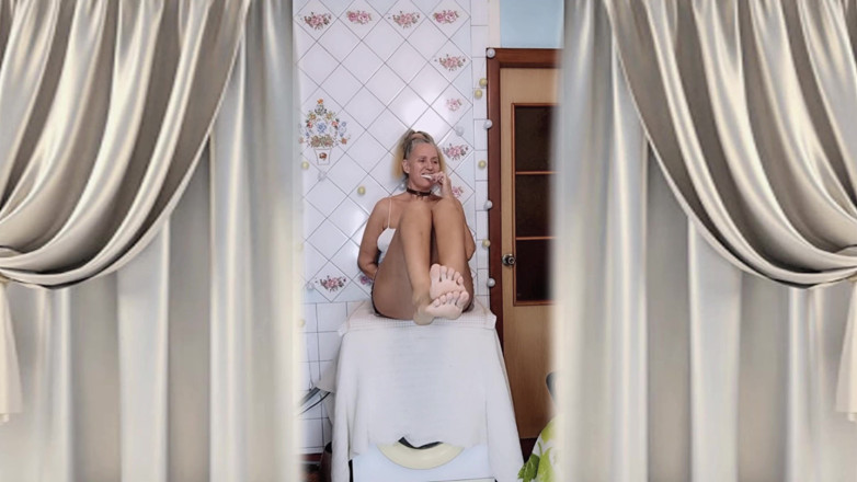Lukerya: Poranna flirt starej gospodyni Lukeryi polega na myciu zębów w...