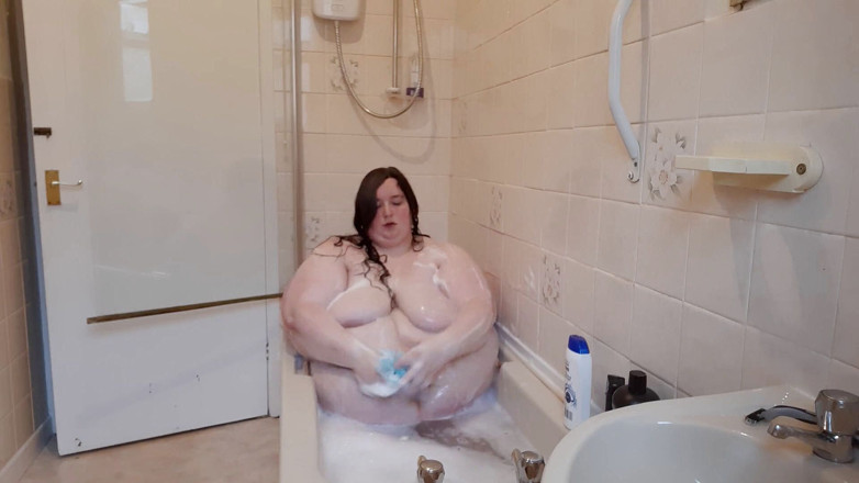 SSBBWLadyBrads: İri güzel kadın banyo zamanı eğlencesi ve göbek sallıyor
