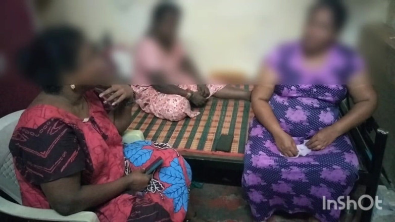 Tamil lesbian: Tres tías en caliente discusión