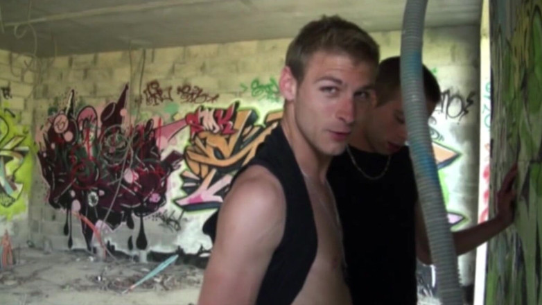Crunch Boy: Un gay se fait baiser par 2 hauts dans un endroit...