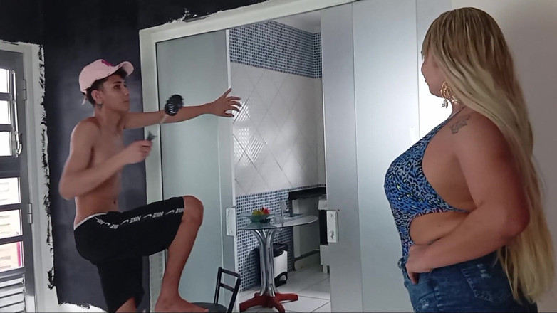 erickrosaoficial: Je peignais la maison de la MILF et elle m’a...