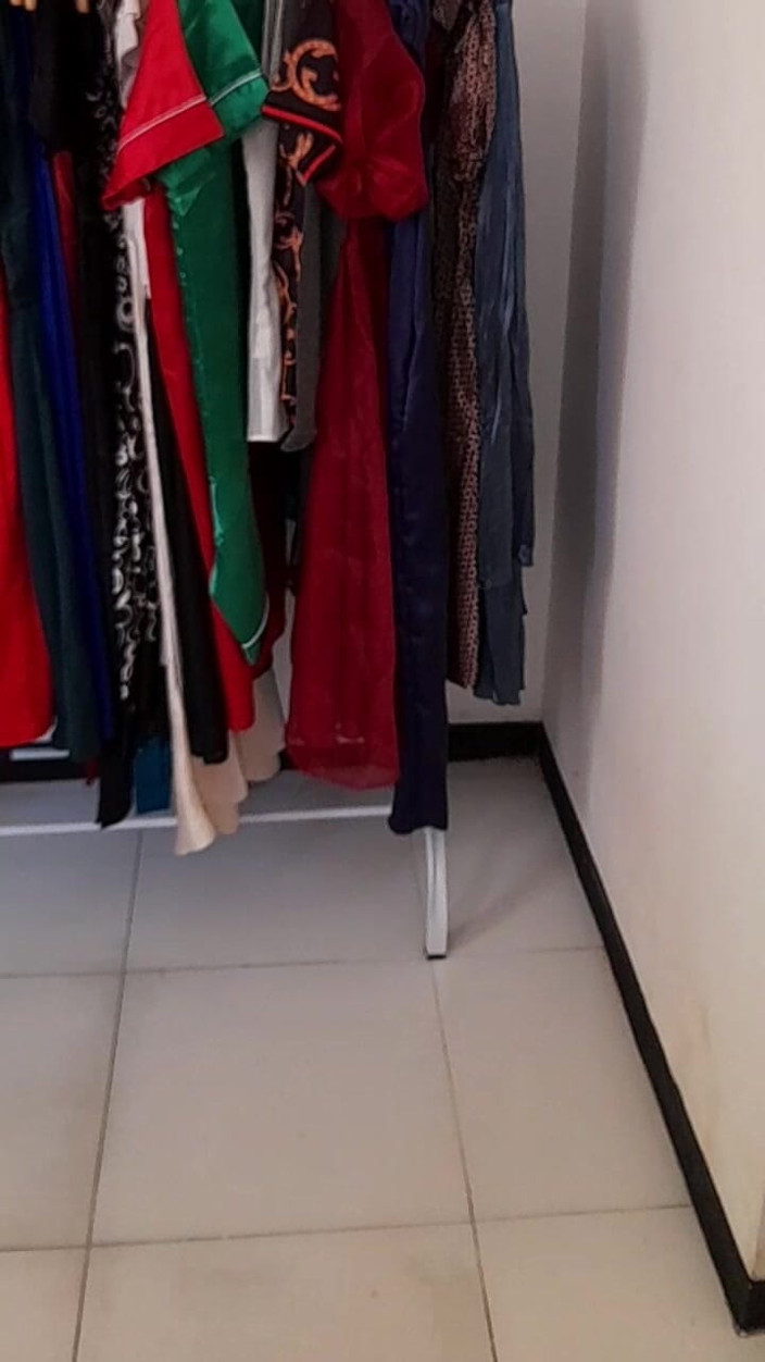 Naomisinka: Transsexuală purtând secretară bluză din satin și fustă formală la birou