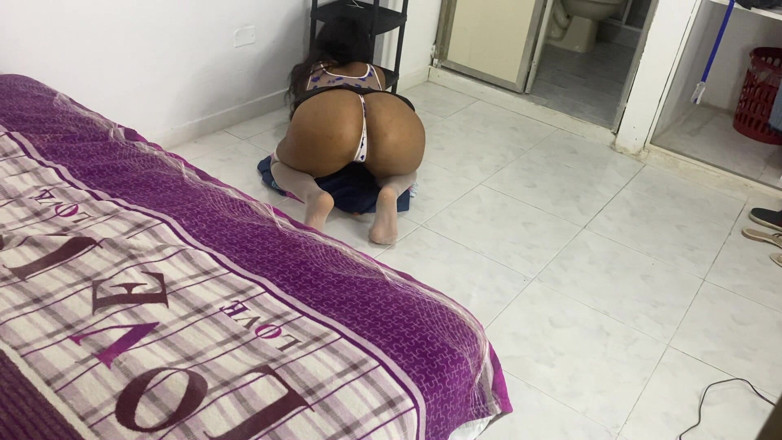 jazminemaloneok: Îmi prind mama vitregă de gardă și îmi arată lenjeria intimă