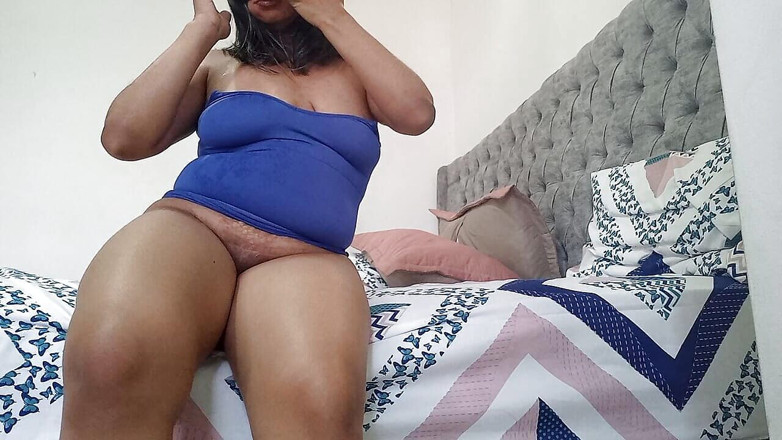 PATY PATY: Madrasta gostosa fazendo sua coisa em sua cama com uma...