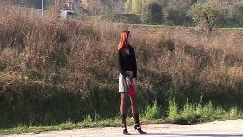 Bangora MILFs: Une MILF tatouée se fait draguer dans une voiture et...