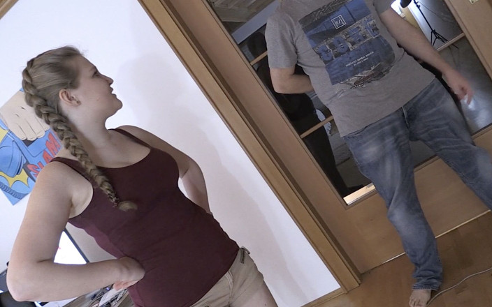 Casting66: Julia joue au dart Looser me baise !