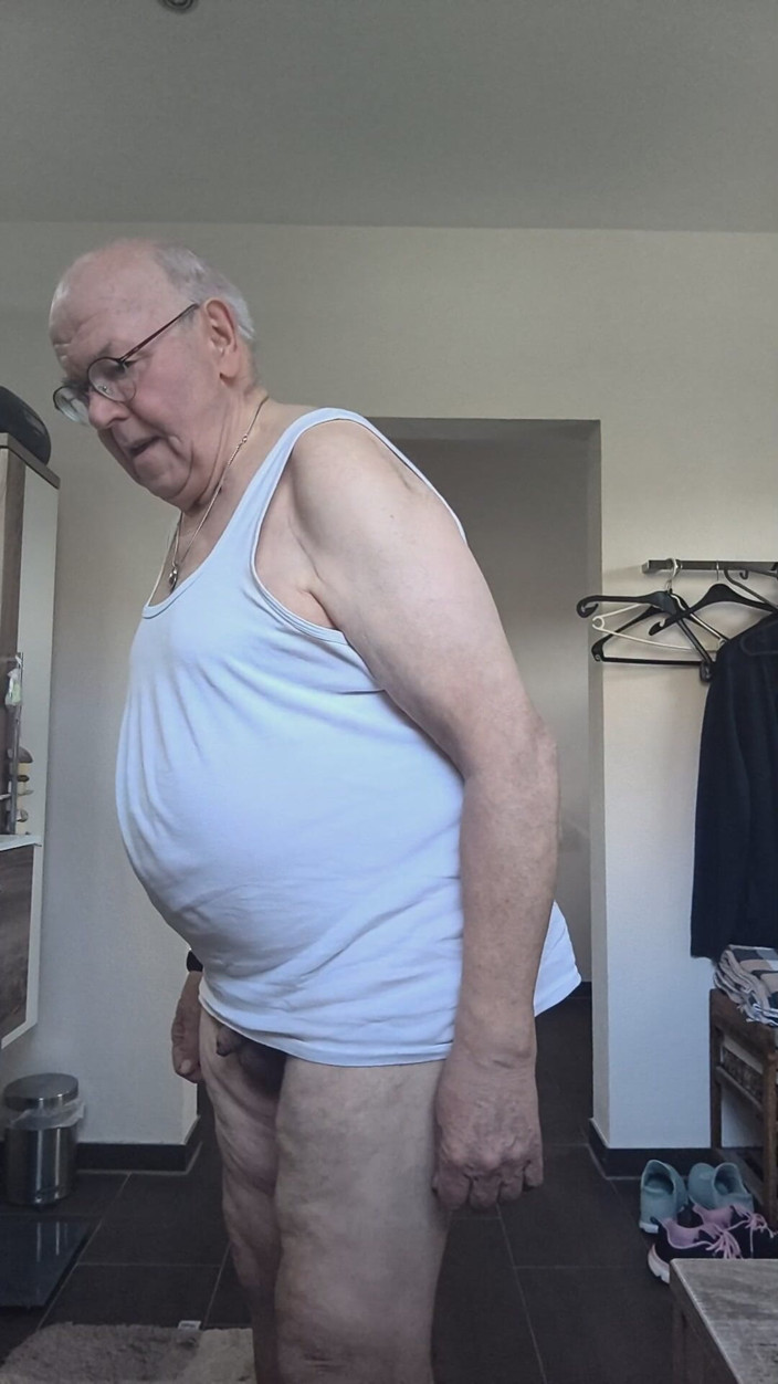 Karlchengeil: Met riem gekleed
