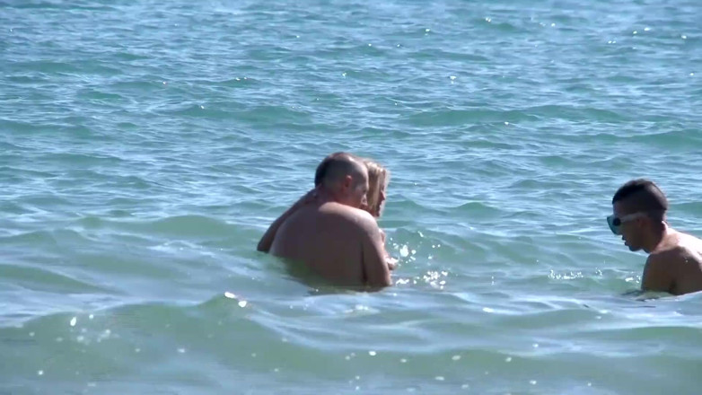 Amaspain: Blonde schlampe doppelpenetriert am strand