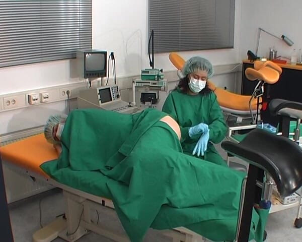 Rubber & Clinic Studio - 1ATOYS: Yeşil cerrahi kıyafetli hemşire