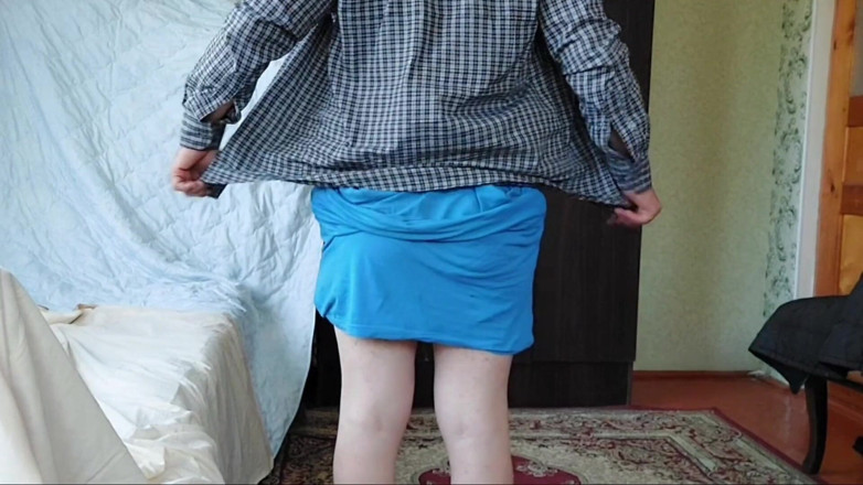 Kitty_Cross: Chico a chica travesti en falda azul con piernas blancas