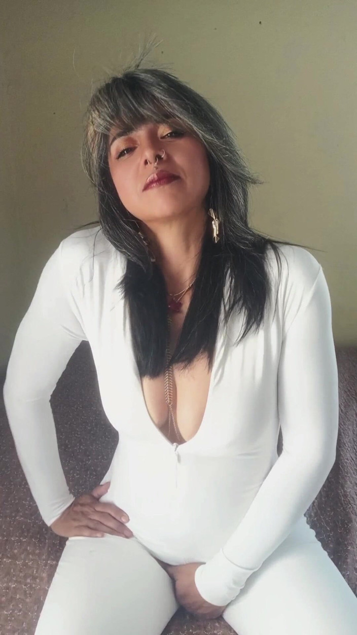 Casia Castro: Venerează-mă cum trebuie - știi că vrei să