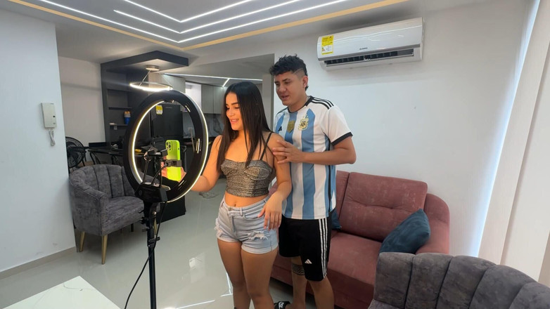 JazminPalvin: Mi Pequeña Hermanastra Quiere Ser Influencer Y Yo Le Ayudo...