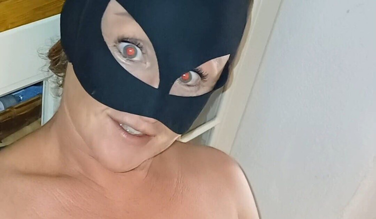 Sexy and masked: Sie masturbiert, fantasiert aber über schwanz.