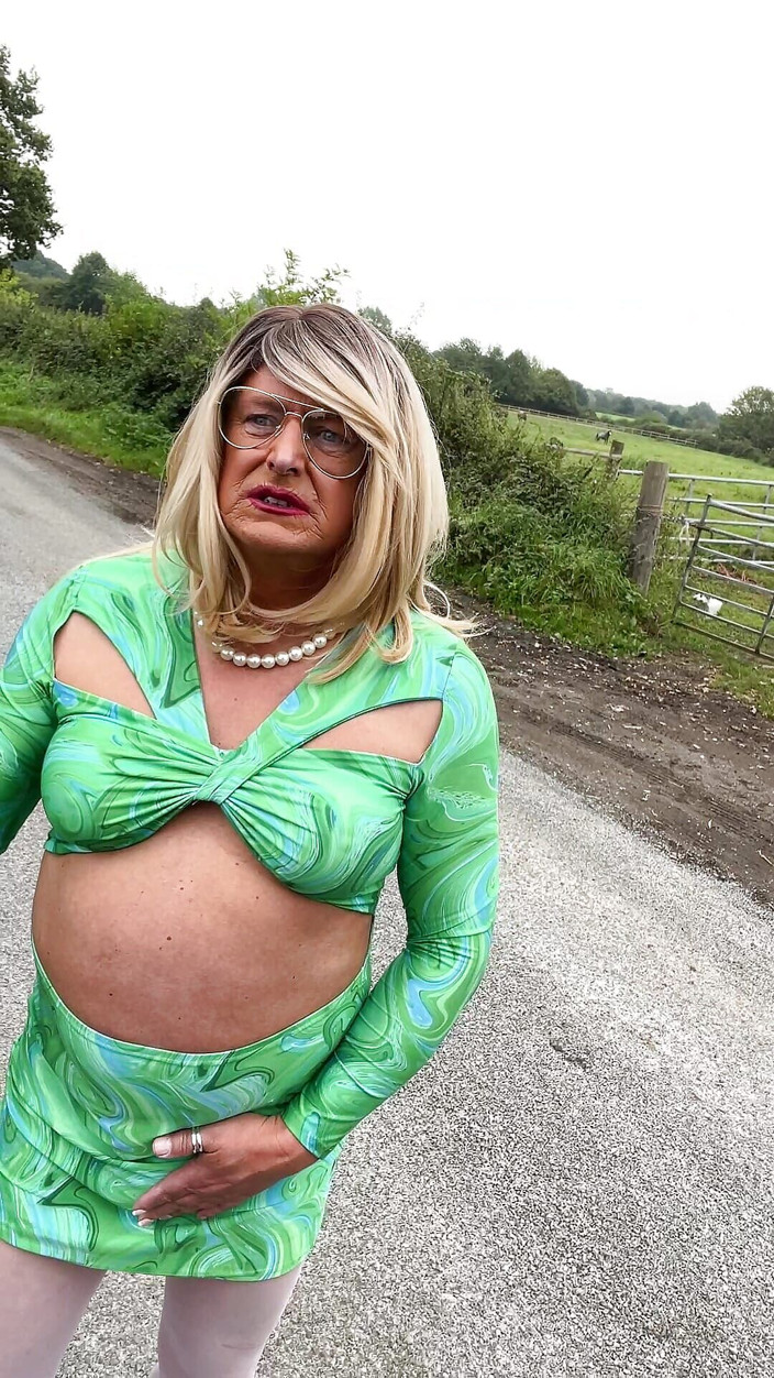 Kellycd2022: Amatör travesti kellycd2022 seksi orta yaşlı seksi kadın beyaz külotlu çorap...