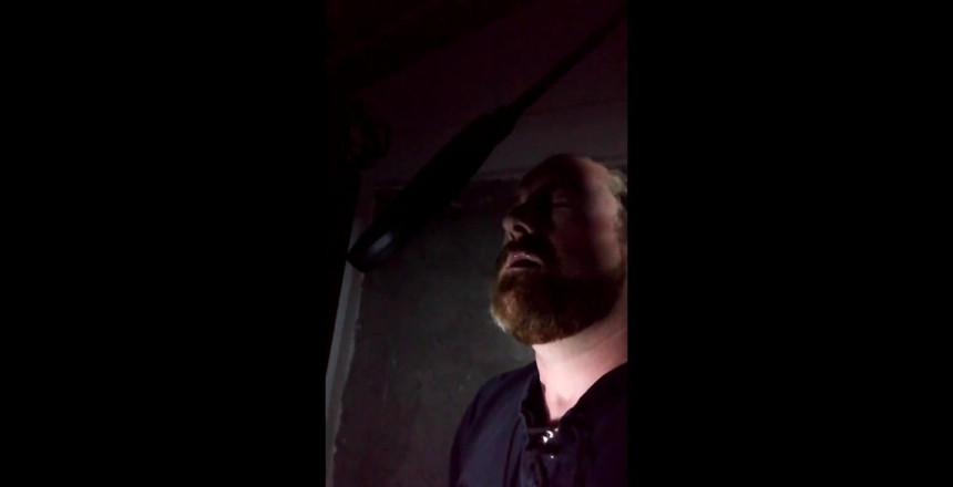 Dirty Talking Guy: Detrás de escena mientras graba un audio erótico. ¿Quién dice que...