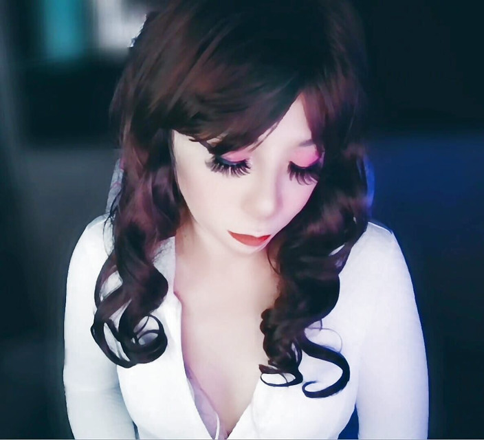 Sophieyuki: 穿着性感泳衣的亚洲变性人等待被群交