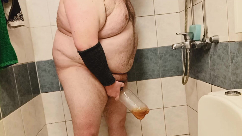 Big Pisser: Superchub Sigmamale sika w Botthe i Smaruje się moczem.