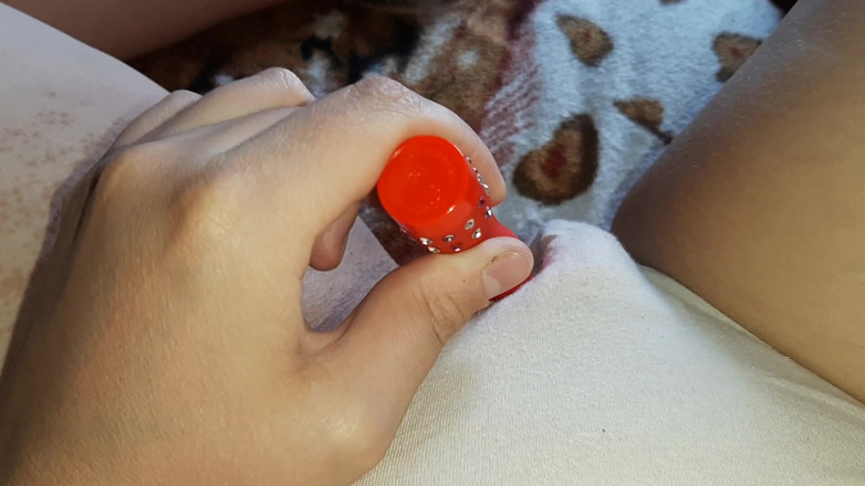 Lesbian-candys: J’ai taquiné mon clito avec un vibromasseur jusqu’à ce que...
