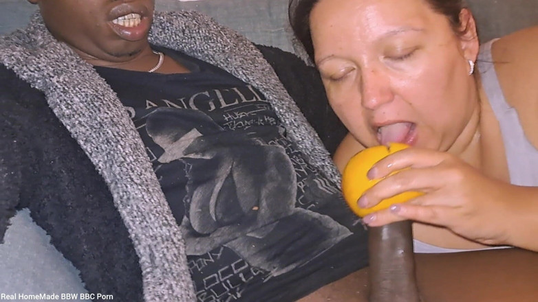 Real homemade BBW BBC porn: Dando grande cazzo nero incredibile pompino grapefruit accarezzando il suo...