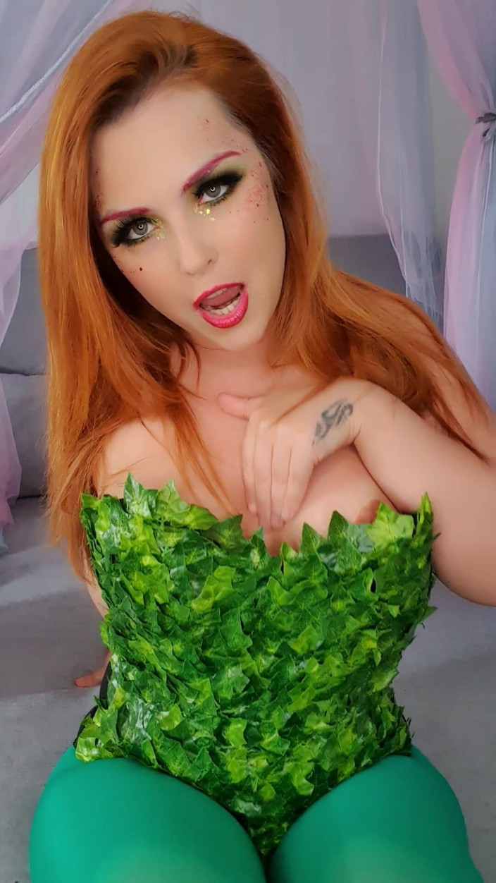 Mandy Foxxx: Sexy Poison Ivy Cosplay Tease