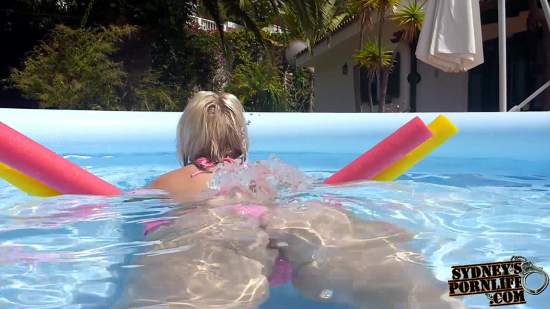 Sydneys porn life: Culo grosso, grandi tette, vera fidanzata gioca in una piscina!