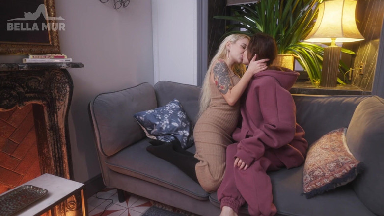 Bella Mur: Agățată la bar pentru sex lesbian sălbatic