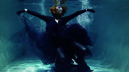 Arya Grander: Undervattensskytte - full backstage