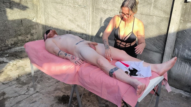 Carmona's films: Naaktmassage buiten met hete blondine