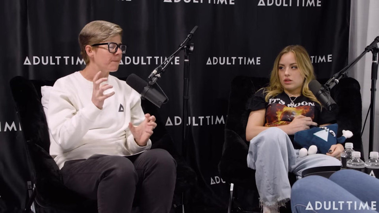 Adult Time Podcast: Gizelle Blanco y Anna Claire nubes de feromonas, tijera y...