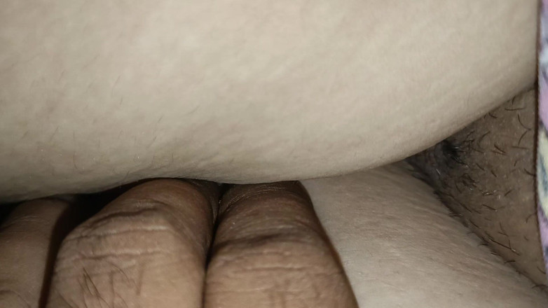 Catchybusty: Ze op haar bed met zijn stiefneef