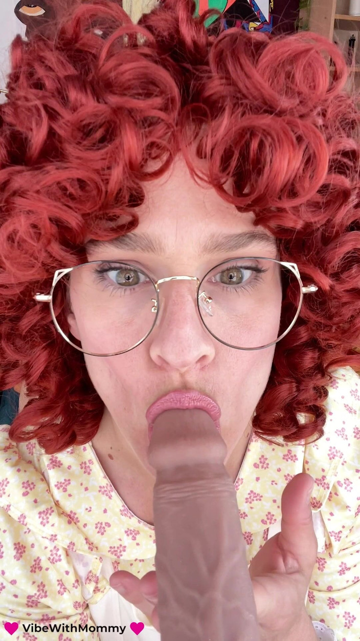 VibeWithMommy: Une mamie juive dévergondée obsédée par la circoncision