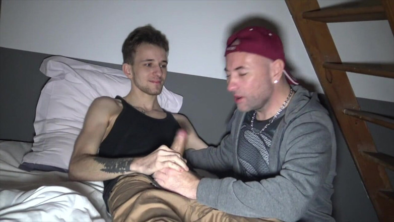 YOUNG FUCKED BY OLDER: Jess se fait baiser par un jumelle plus jeune que...
