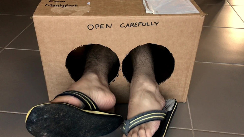Manlyfoot: Siri Penghantaran Kejutan - Dipakai Flip Flops - Thongs - Kaki Lelaki Besar...
